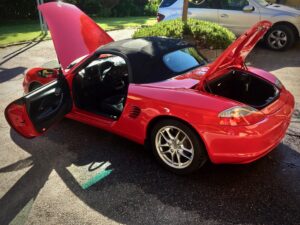 Autopesu Porsche Boxster luukut auki